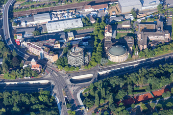Vue aérienne de Bâtiment d'église rond du Missionswerk Karlsruhe, une église et fondation interconfessionnelle et libre pentecôtiste, et bâtiment de bureaux hexagonal de l'Association des médecins de l'assurance maladie obligatoire du Bade-Wurtemberg à le quartier Grünwinkel in Karlsruhe dans le département Bade-Wurtemberg, Allemagne