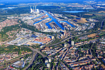 Vue aérienne de Zone industrielle de Grünwinkel et ports rhénans de Karlsruhe depuis l'est à le quartier Mühlburg in Karlsruhe dans le département Bade-Wurtemberg, Allemagne