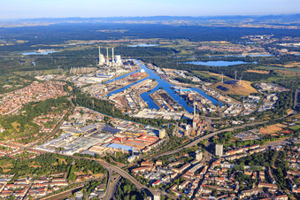 Vue aérienne de Zone industrielle de Grünwinkel et ports rhénans de Karlsruhe depuis l'est à le quartier Mühlburg in Karlsruhe dans le département Bade-Wurtemberg, Allemagne