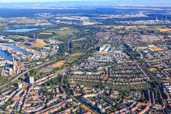 Vue aérienne de Vue de la ville entre Südtangente et Siemensallee depuis le sud-est à le quartier Mühlburg in Karlsruhe dans le département Bade-Wurtemberg, Allemagne