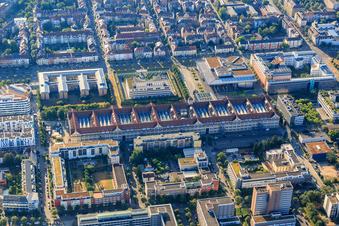 Vue oblique de Brauerstraße avec Forterro Deutschland Abas GmbH, Agence pour l'emploi Karlsruhe-Rastatt, Procureur général fédéral près la Cour fédérale de justice et Académie d'État des arts Karlsruhe (HfG) à le quartier Südweststadt in Karlsruhe dans le département Bade-Wurtemberg, Allemagne