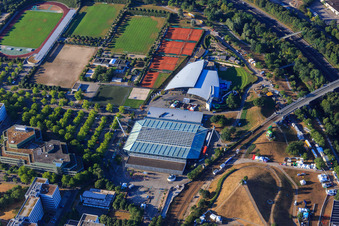 Vue aérienne de Europahalle. EuropaSpa, Mont Klotz à le quartier Südweststadt in Karlsruhe dans le département Bade-Wurtemberg, Allemagne