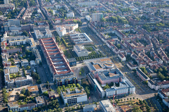 Vue aérienne de ZKM à le quartier Südweststadt in Karlsruhe dans le département Bade-Wurtemberg, Allemagne