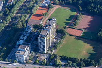 Vue aérienne de Immeuble de grande hauteur Am Rüppurer Schloß dans le quartier de Weiherfeld - Dammerstock à le quartier Weiherfeld-Dammerstock in Karlsruhe dans le département Bade-Wurtemberg, Allemagne