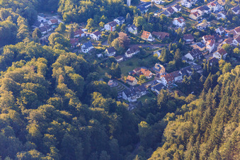 Vue aérienne de Vers la forêt à le quartier Grünwettersbach in Karlsruhe dans le département Bade-Wurtemberg, Allemagne