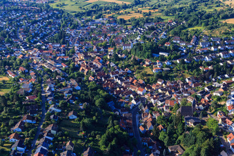 Vue aérienne de Vue de la ville depuis le nord à le quartier Grünwettersbach in Karlsruhe dans le département Bade-Wurtemberg, Allemagne
