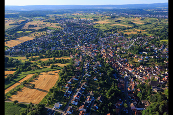 Vue aérienne de Sur la montagne à le quartier Grünwettersbach in Karlsruhe dans le département Bade-Wurtemberg, Allemagne