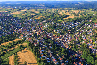Vue aérienne de Vue de la ville depuis le nord à le quartier Grünwettersbach in Karlsruhe dans le département Bade-Wurtemberg, Allemagne