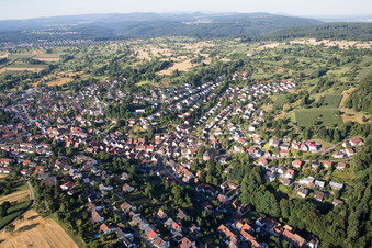 Vue aérienne de Vue des rues et des maisons dans les quartiers résidentiels à le quartier Grünwettersbach in Karlsruhe dans le département Bade-Wurtemberg, Allemagne