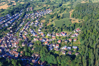 Vue aérienne de Vue de la ville depuis le nord-est à le quartier Grünwettersbach in Karlsruhe dans le département Bade-Wurtemberg, Allemagne