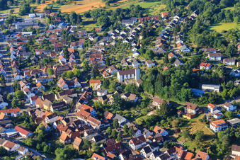 Vue aérienne de Église protestante à le quartier Grünwettersbach in Karlsruhe dans le département Bade-Wurtemberg, Allemagne