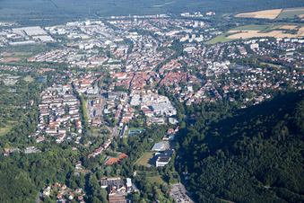 Vue aérienne de Vue des rues et des maisons dans les quartiers résidentiels à Ettlingen dans le département Bade-Wurtemberg, Allemagne