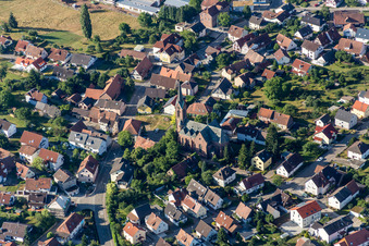 Vue aérienne de Église de Boniface en Schöllbronn à le quartier Schöllbronn in Ettlingen dans le département Bade-Wurtemberg, Allemagne