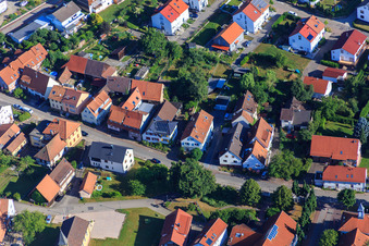 Vue aérienne de Longue rue à le quartier Schluttenbach in Ettlingen dans le département Bade-Wurtemberg, Allemagne
