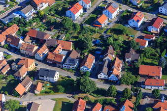 Vue aérienne de Longue rue à le quartier Schluttenbach in Ettlingen dans le département Bade-Wurtemberg, Allemagne