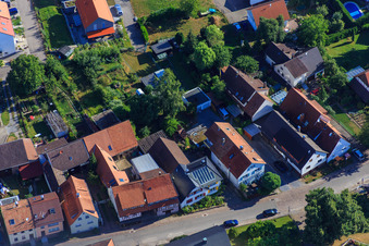 Longue rue à le quartier Schluttenbach in Ettlingen dans le département Bade-Wurtemberg, Allemagne depuis l'avion