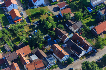 Vue d'oiseau de Longue rue à le quartier Schluttenbach in Ettlingen dans le département Bade-Wurtemberg, Allemagne