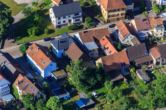 Longue rue à le quartier Schluttenbach in Ettlingen dans le département Bade-Wurtemberg, Allemagne vue du ciel
