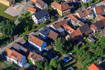 Image drone de Longue rue à le quartier Schluttenbach in Ettlingen dans le département Bade-Wurtemberg, Allemagne