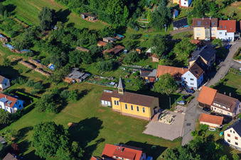 Vue aérienne de Église catholique de Marie, Reine d'Écosse à le quartier Schluttenbach in Ettlingen dans le département Bade-Wurtemberg, Allemagne