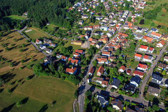 Vue aérienne de Vue de la ville depuis l'est à le quartier Schluttenbach in Ettlingen dans le département Bade-Wurtemberg, Allemagne