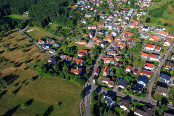Vue aérienne de Vue de la ville depuis l'est à le quartier Schluttenbach in Ettlingen dans le département Bade-Wurtemberg, Allemagne