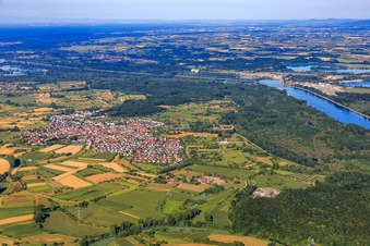 Vue aérienne de Vue du village dans les prairies du Rhin depuis le nord-est à Au am Rhein dans le département Bade-Wurtemberg, Allemagne