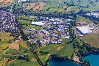 Vue aérienne de Zone industrielle Industriestraße du sud avec OFTEC Oberflächentechnik GmbH & Co. KG et Faurecia Interieur Systeme GmbH à Hagenbach dans le département Rhénanie-Palatinat, Allemagne