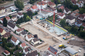 Au centre-ville" Nouveau bâtiment de RiBa GmbH entre Bismarck- et Gartenstr. à Kandel dans le département Rhénanie-Palatinat, Allemagne vue d'en haut