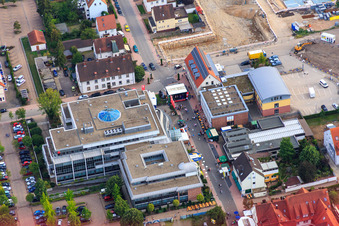 Vue aérienne de Festival municipal de Kandeler 2015 entre l'administration Verbandsgemeinde Kandel et la Sparkasse Südpfalz à Kandel dans le département Rhénanie-Palatinat, Allemagne