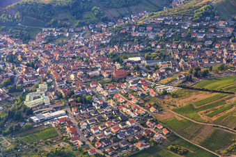 Vue aérienne de Vue de la vallée de Qeichtal depuis le sud-est à Albersweiler dans le département Rhénanie-Palatinat, Allemagne