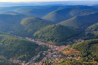 Vue aérienne de Ruines du château de Ramburg sur le Ramberg au-dessus de la ville à Ramberg dans le département Rhénanie-Palatinat, Allemagne