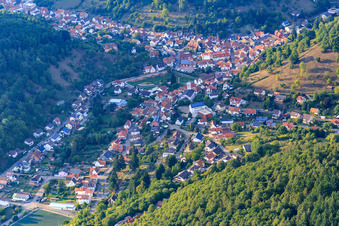 Vue aérienne de Vue du Dernbachtal depuis le sud-est à Ramberg dans le département Rhénanie-Palatinat, Allemagne