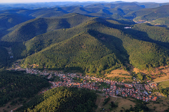 Vue aérienne de Vue du village dans la vallée de la forêt du Palatinat à Eußerthal dans le département Rhénanie-Palatinat, Allemagne