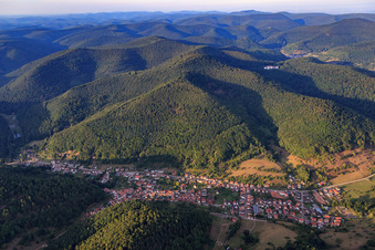Vue aérienne de Vue du village dans la vallée de la forêt du Palatinat à Eußerthal dans le département Rhénanie-Palatinat, Allemagne