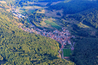 Vue aérienne de Vue du village dans la vallée de la forêt du Palatinat à le quartier Gräfenhausen in Annweiler am Trifels dans le département Rhénanie-Palatinat, Allemagne