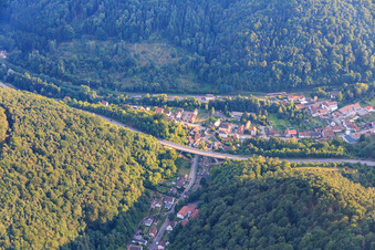 Vue aérienne de Pont de la B48 sur Schulstr à Rinnthal dans le département Rhénanie-Palatinat, Allemagne