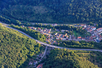 Vue aérienne de Parcours de la B48 au dessus de la ville à Rinnthal dans le département Rhénanie-Palatinat, Allemagne