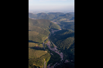 Vue aérienne de Centre du village dans l'étroite vallée du Queich à Rinnthal dans le département Rhénanie-Palatinat, Allemagne