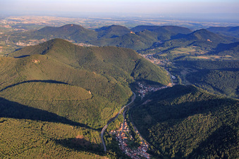 Vue aérienne de Queichtal vers l'est à Rinnthal dans le département Rhénanie-Palatinat, Allemagne