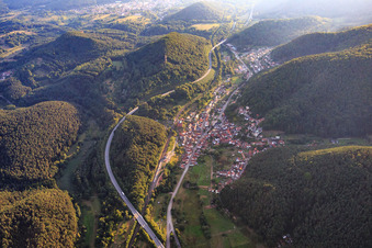 Vue aérienne de Parcours de la B48 autour de la ville dans le Queichtal à Wilgartswiesen dans le département Rhénanie-Palatinat, Allemagne