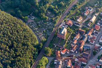 Vue aérienne de Bâtiment d'église au centre du village à Wilgartswiesen dans le département Rhénanie-Palatinat, Allemagne