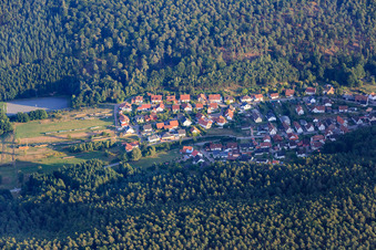 Vue aérienne de Vue du village dans la vallée de la forêt du Palatinat depuis le nord à Spirkelbach dans le département Rhénanie-Palatinat, Allemagne