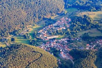 Vue aérienne de Vue du village dans la vallée de la forêt du Palatinat depuis le nord à Spirkelbach dans le département Rhénanie-Palatinat, Allemagne