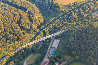 Vue aérienne de La B10 traverse la route principale au-dessus du marchand de bois Brödel GmbH à Wilgartswiesen dans le département Rhénanie-Palatinat, Allemagne