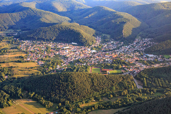 Vue aérienne de Vue de la ville depuis le nord à Hauenstein dans le département Rhénanie-Palatinat, Allemagne