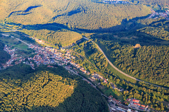 Vue aérienne de Vue du village dans la vallée de la forêt du Palatinat depuis l'ouest à Wilgartswiesen dans le département Rhénanie-Palatinat, Allemagne