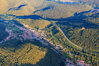 Vue aérienne de Vue du village dans la vallée de la forêt du Palatinat depuis l'ouest à Wilgartswiesen dans le département Rhénanie-Palatinat, Allemagne