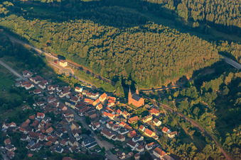 Vue aérienne de Ligne de chemin de fer de Queichtal avec l'église Wilgartswiesen dans la lumière du soir à Wilgartswiesen dans le département Rhénanie-Palatinat, Allemagne
