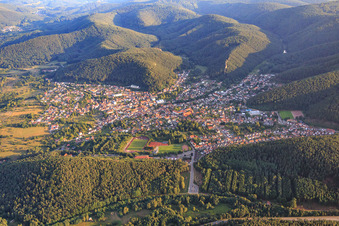 Vue aérienne de Vue de la ville depuis le nord à Hauenstein dans le département Rhénanie-Palatinat, Allemagne